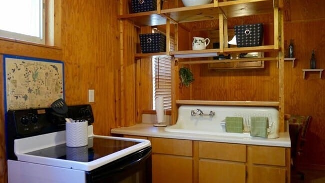 Building Photo - Fully Furnished 2 Bedroom Cottage in North...