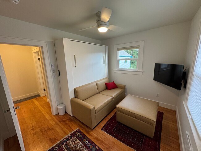 Building Photo - Charming Short Term Rental - 1-6 Month Lease