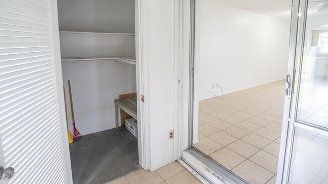 Building Photo - 2807 Ashley Dr W