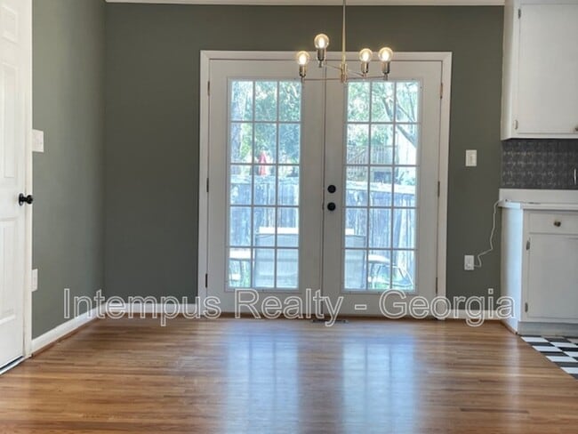 Building Photo - 633 White St