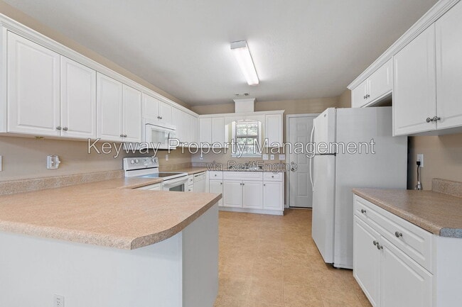 Building Photo - 6107 Village W Ln