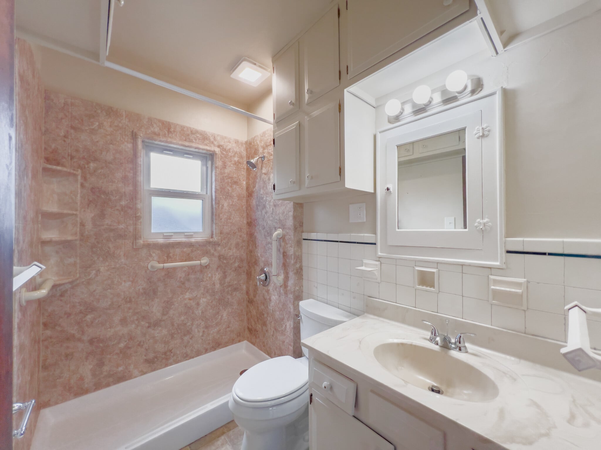 Building Photo - 464 Shasta Dr