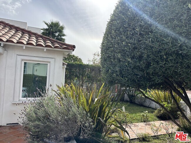 Building Photo - 128 S Swall Dr