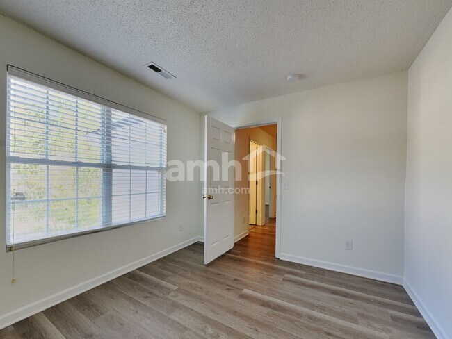 Building Photo - 532 Osborne Rd