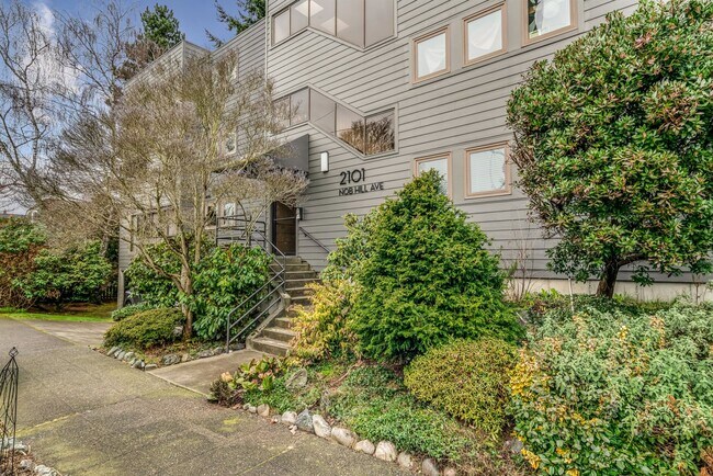 Building Photo - Large 2 Bedroom in Queen Anne * Utilities/ Parking Included*