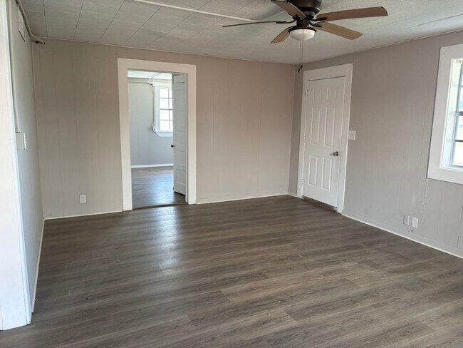 Building Photo - 6139 Belcrest St