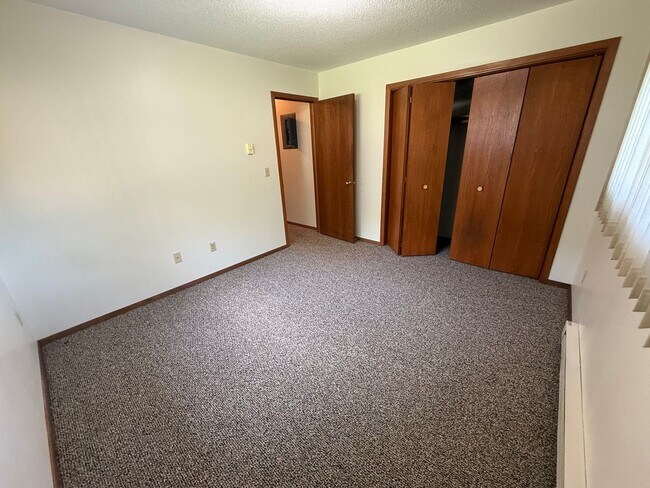 Building Photo - Sunrise Estates - 213