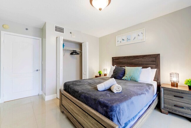 Building Photo - 1200 Brickell Bay Dr