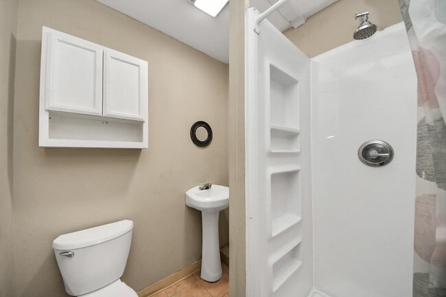 Building Photo - 811 Hillcrest Dr