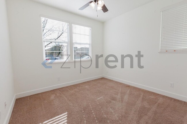 Building Photo - 873 Willow Bridge Dr