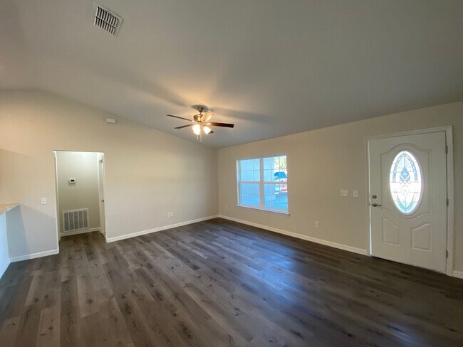 Building Photo - Custom Home - Desirable SE Ocala Neighborh...
