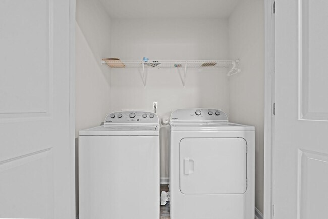 Building Photo - Beautiful new build townhome!