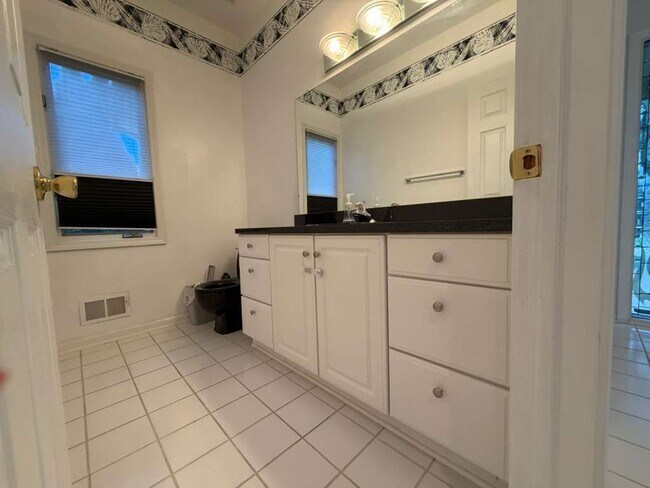 Building Photo - 1154 Bluebird Dr