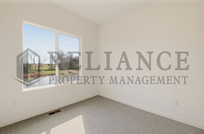 Building Photo - 5238 N Pinecrest Ct