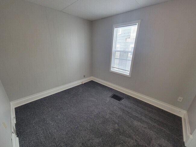 Building Photo - 422 N 27th Ave W