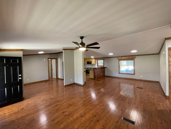 Building Photo - Country with the convenience of city locat...