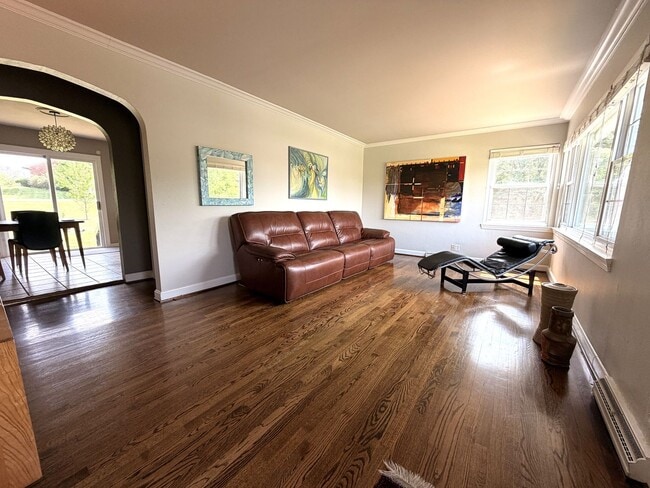 Building Photo - Hilltop Charm in Floyds Knobs – Spacious All-Brick Beauty with Room to Grow!