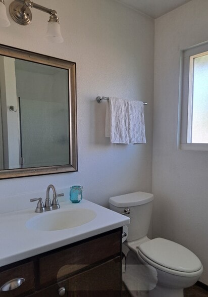 Master bath - 940 E Lassen Ave