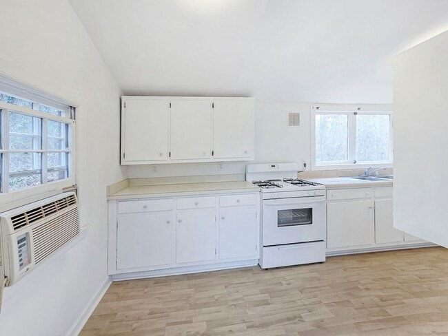 Building Photo - Hidden Gem: Adorable 1BR Cabin in Druid Hills