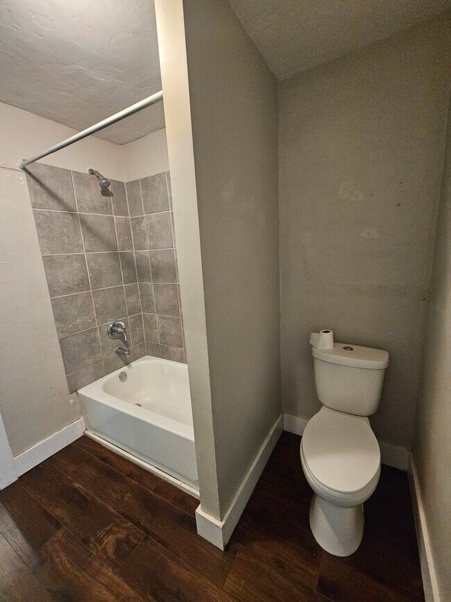 Building Photo - 2 bedroom | 1 Bathroom Home | Pets Welcome!