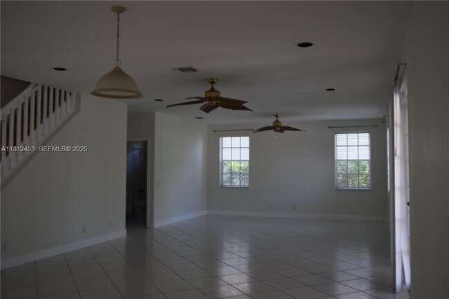 Building Photo - 991 Crestview Cir