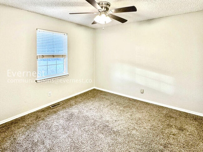 Building Photo - 1756 S Pine Ave