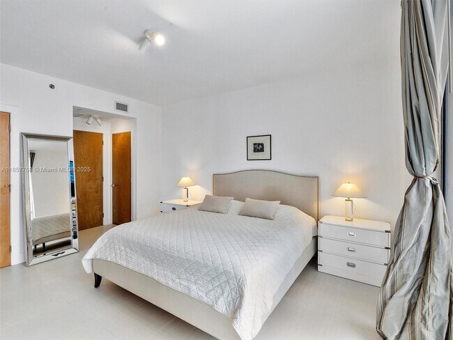 Building Photo - 1060 Brickell Ave