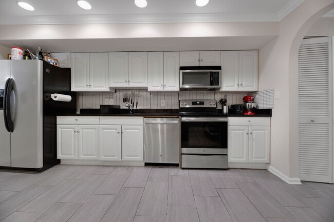 Building Photo - 1233 Raum St NE