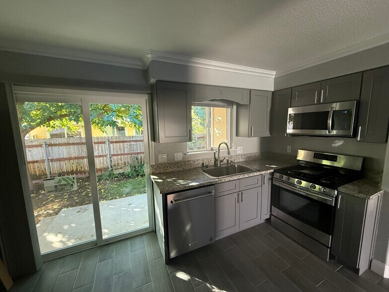 2739 Modern Kitchen - 2739 Wilson Ave