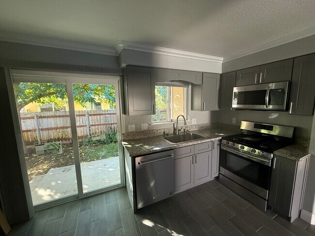 2739 Modern Kitchen - 2739 Wilson Ave