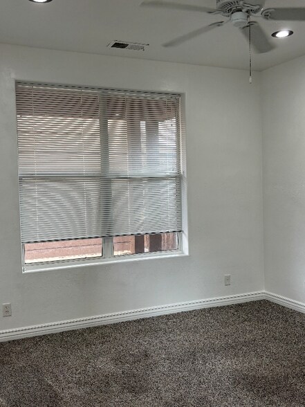 Building Photo - 1520 E Helen Way