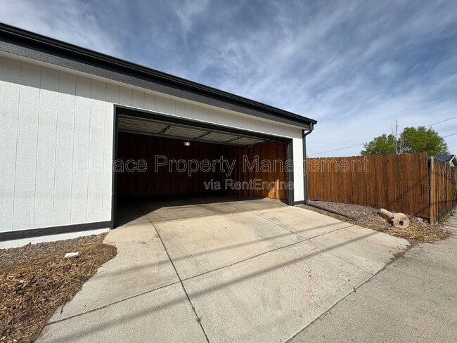 Building Photo - 2900 Pontiac St