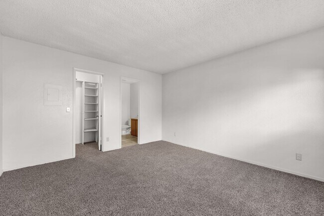 Building Photo - 2bed, 2bath condo with W/D, Balsony and river access