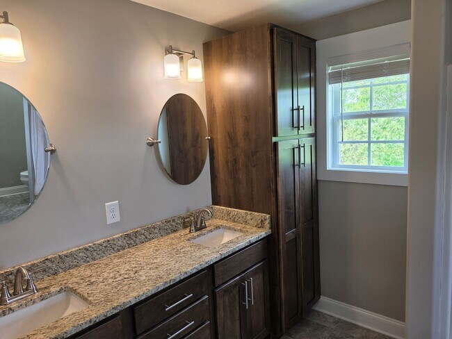 Building Photo - 3/2.5 home in beautiful Jonesborough