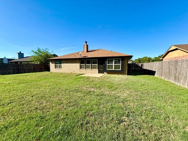 Building Photo - 1301 W Waco St
