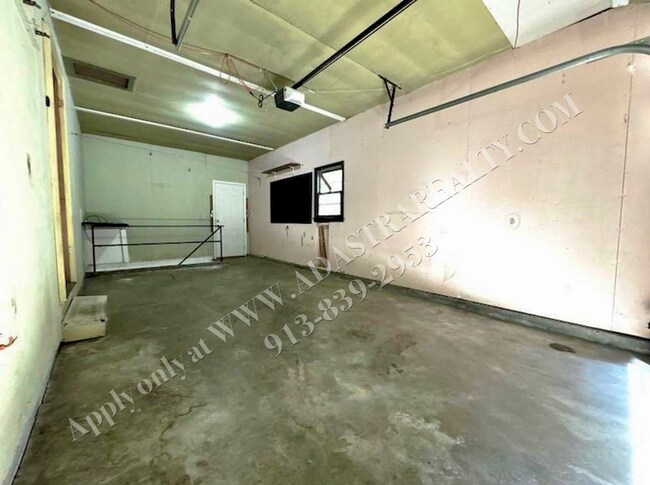 Building Photo - MOVE IN SPECIAL!! Updated 3 Bed 1 Bath Home In Independence-Available NOW!! MOVE IN SPECIAL $300 ...