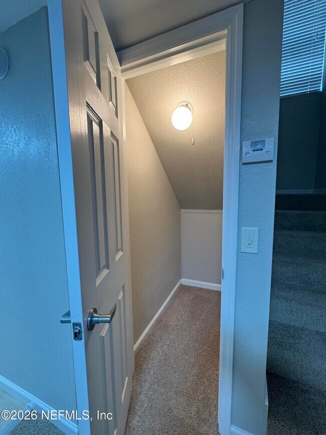 Building Photo - 8880 Old Kings Rd S