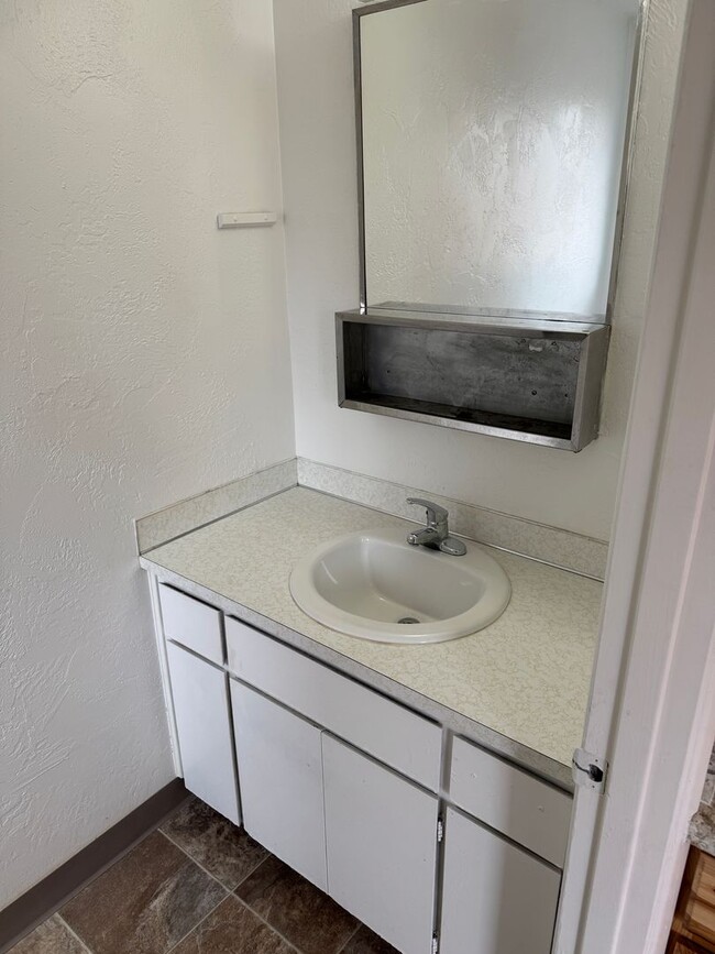 Building Photo - 2 bed 1 1/2 bath duplex in Springfield!