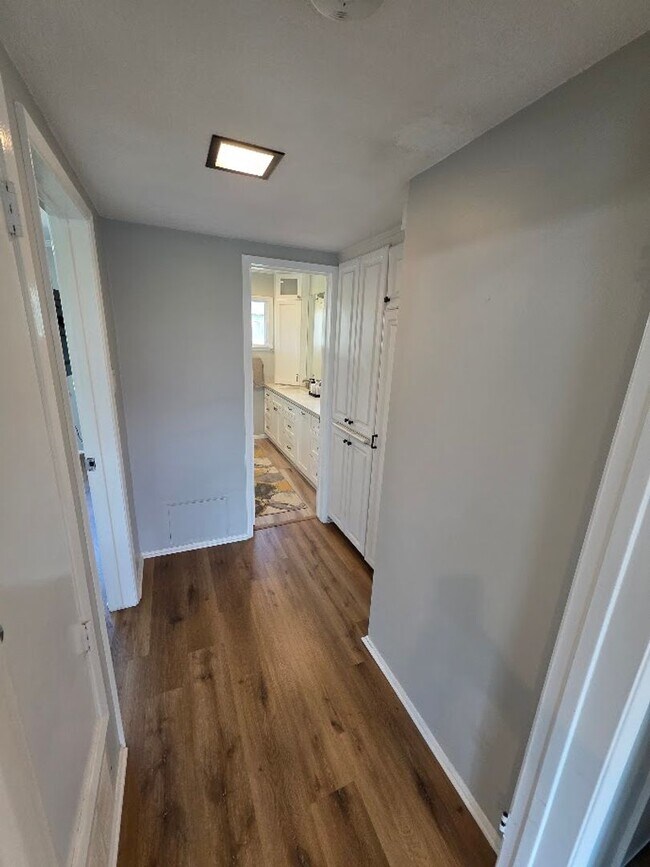 Building Photo - UPPER 1BD/1BA CONDO WITH GARAGE AND COMMON...