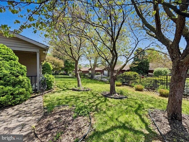 Building Photo - 330 Parkwood Dr