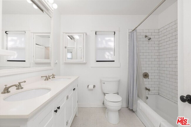 Building Photo - 3954 Redwood Ave