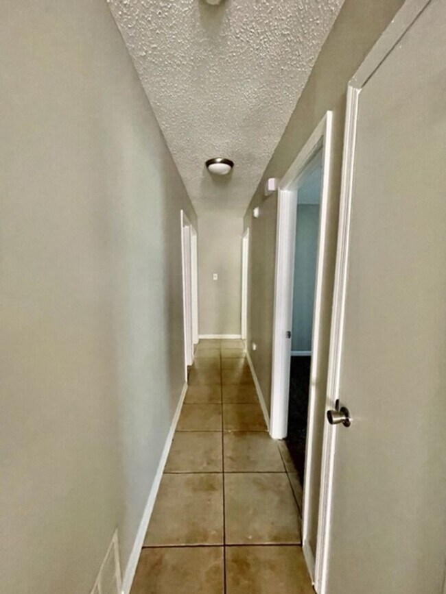 Building Photo - Must see this spacious 3 bedroom 1.5 bath ...