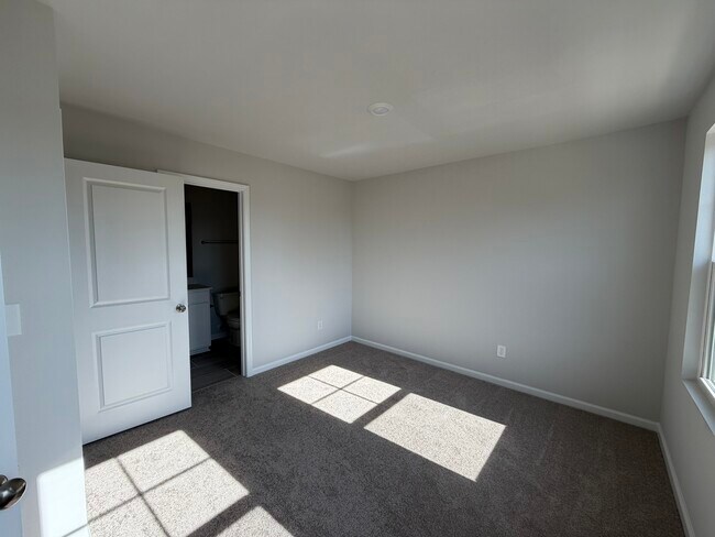 Building Photo - Carolina Springs