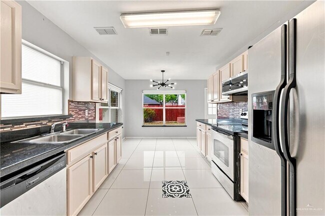 Building Photo - 37 San Esteban St