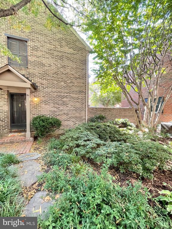 Building Photo - 1208 W Abingdon Dr