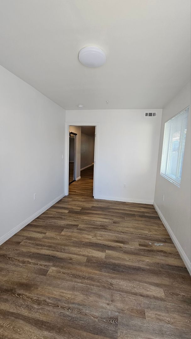 Building Photo - 211 W 43rd St