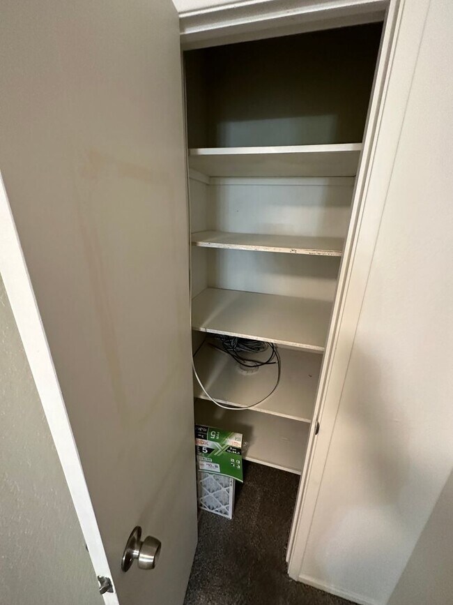 Building Photo - Cozy 2 Bedroom unit with community pool!