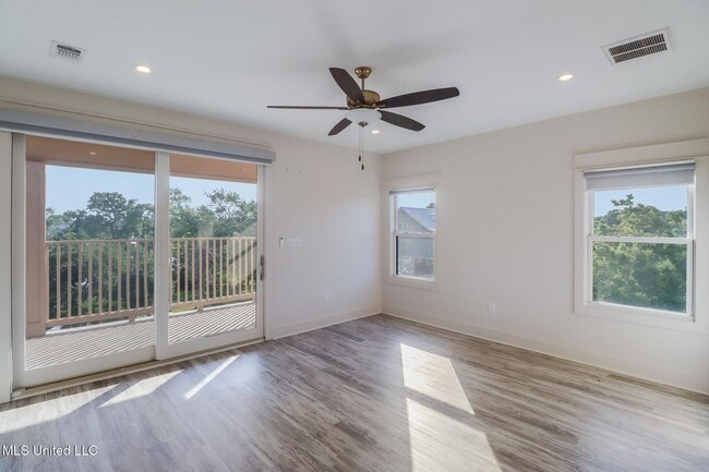 Building Photo - 238 Lovers Ln