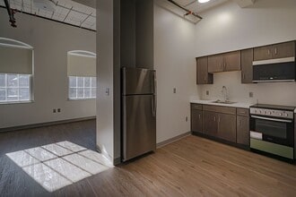 Building Photo - Bright Studio Apartment - Brattleboro, VT. $1450/month, 425 sq.ft. ALL UTILITIES INCLUDED- Availa...