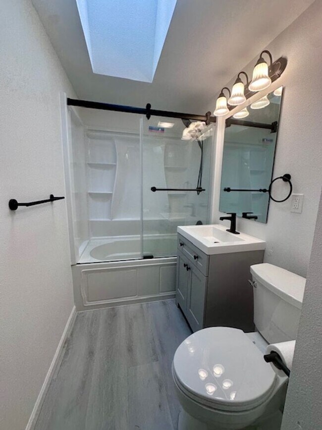 Building Photo - Charming 4 bedroom Rambler